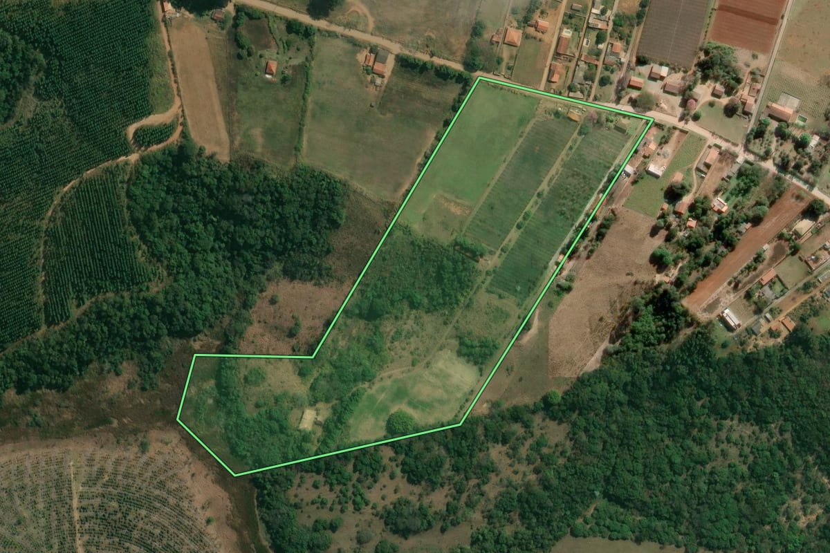 Imagem de satélite do imóvel rural em Salto de Pirapora (SP), com o contorno declarado no CAR desenhado por cima.