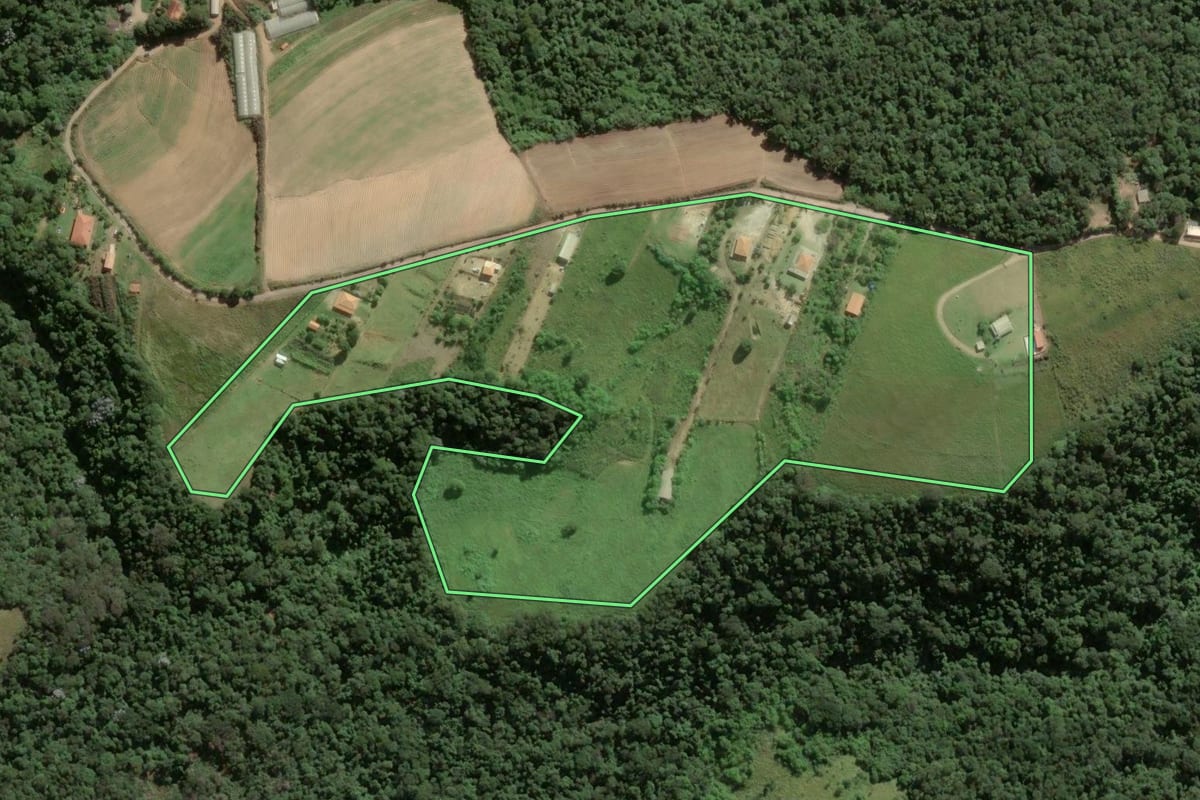 Imagem de satélite do imóvel rural em Salto de Pirapora (SP), com o contorno declarado no CAR desenhado por cima.