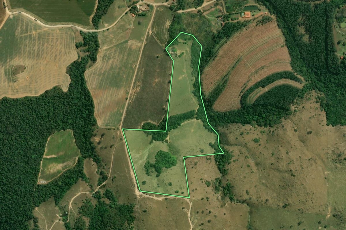 Imagem de satélite do imóvel rural em Salto de Pirapora (SP), com o contorno declarado no CAR desenhado por cima.