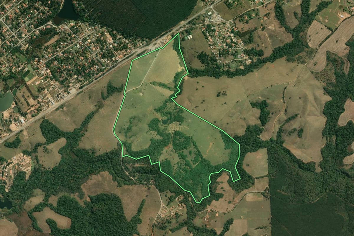 Imagem de satélite do imóvel rural em Salto de Pirapora (SP), com o contorno declarado no CAR desenhado por cima.