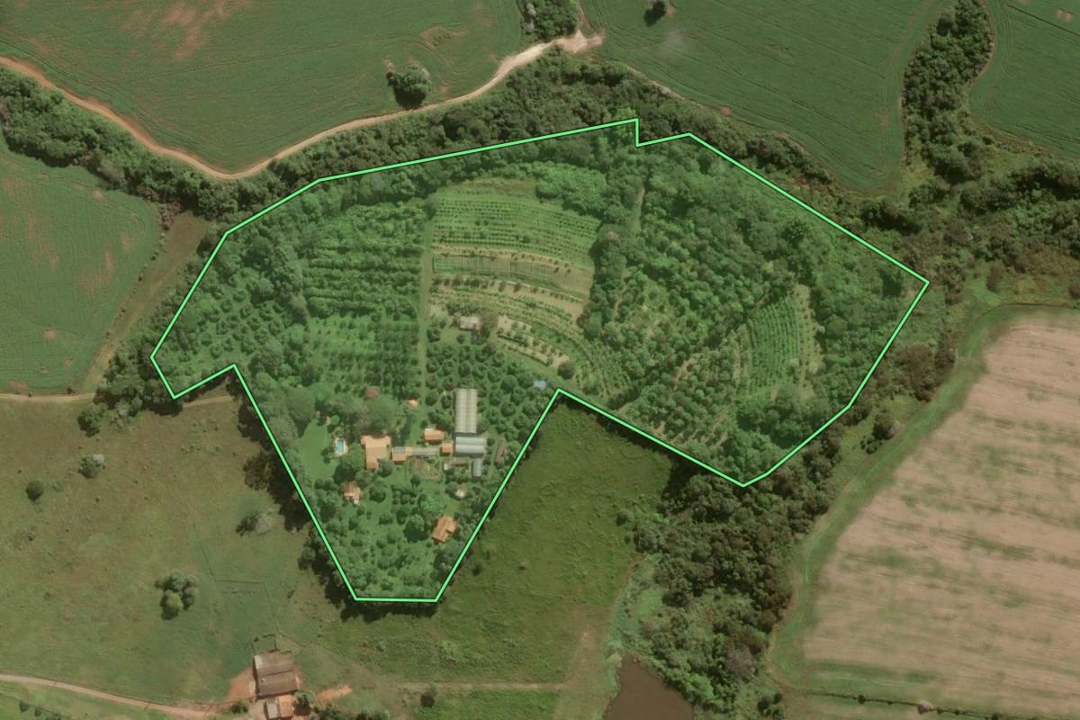 Imagem de satélite do imóvel rural em Salto de Pirapora (SP), com o contorno declarado no CAR desenhado por cima.