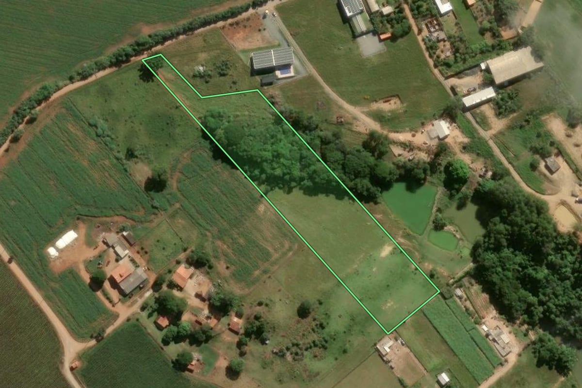 Imagem de satélite do imóvel rural em Salto de Pirapora (SP), com o contorno declarado no CAR desenhado por cima.