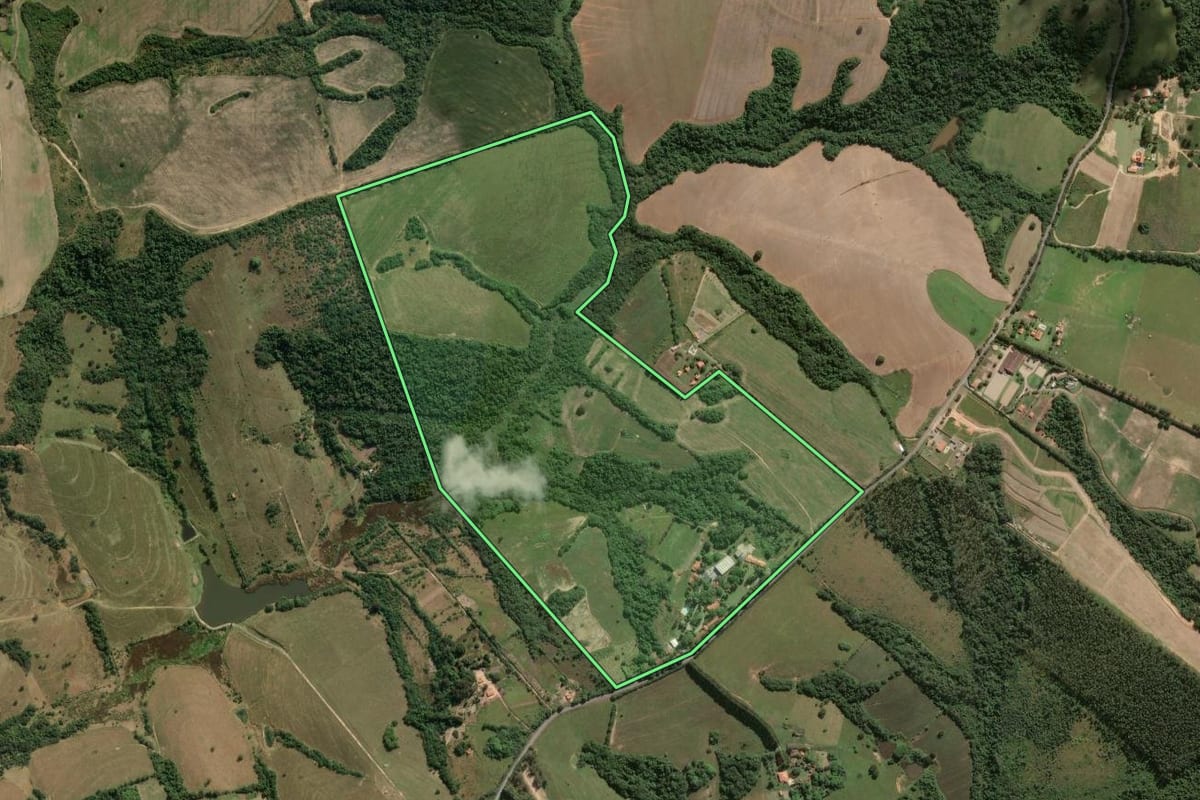 Imagem de satélite do imóvel rural em Salto de Pirapora (SP), com o contorno declarado no CAR desenhado por cima.