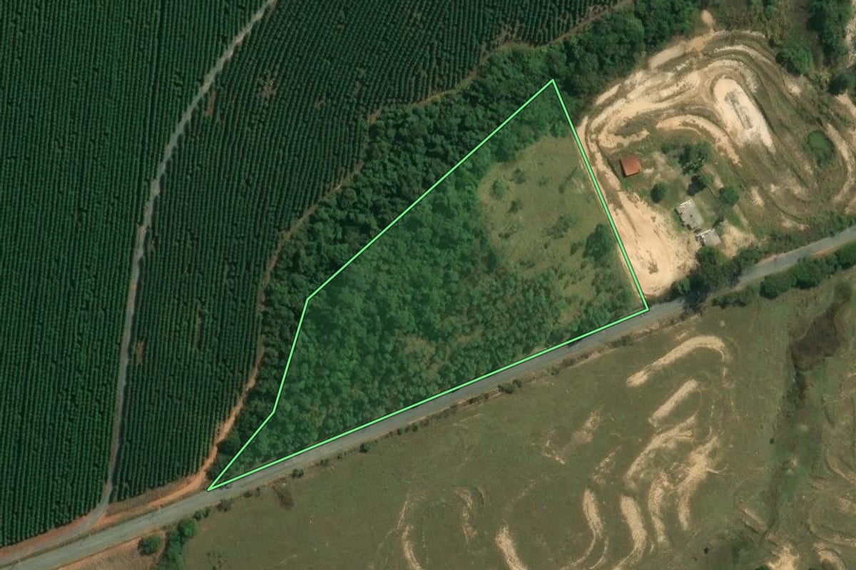 Imagem de satélite do imóvel rural em Salto de Pirapora (SP), com o contorno declarado no CAR desenhado por cima.