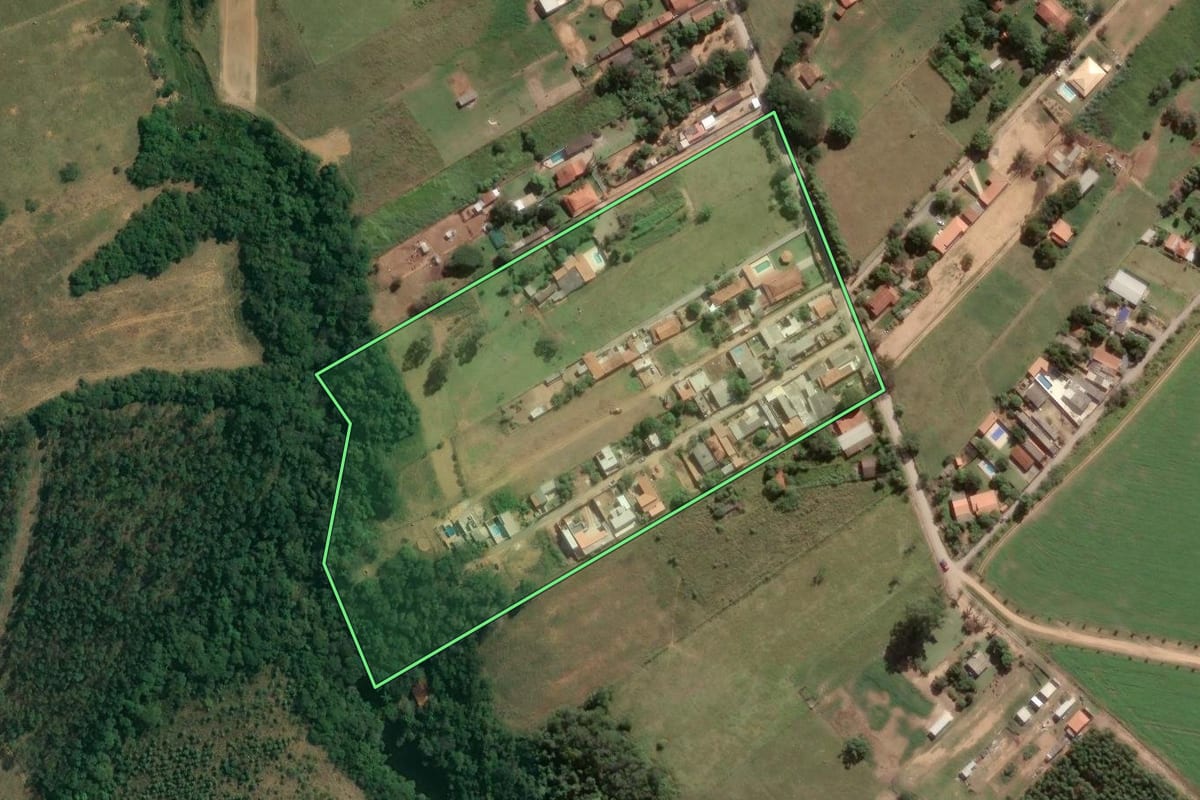 Imagem de satélite do imóvel rural em Salto de Pirapora (SP), com o contorno declarado no CAR desenhado por cima.