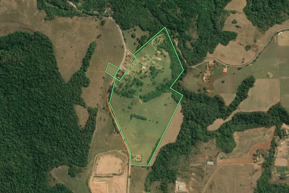 Imagem de satélite do imóvel rural em Salto de Pirapora (SP), com o contorno declarado no CAR desenhado por cima.