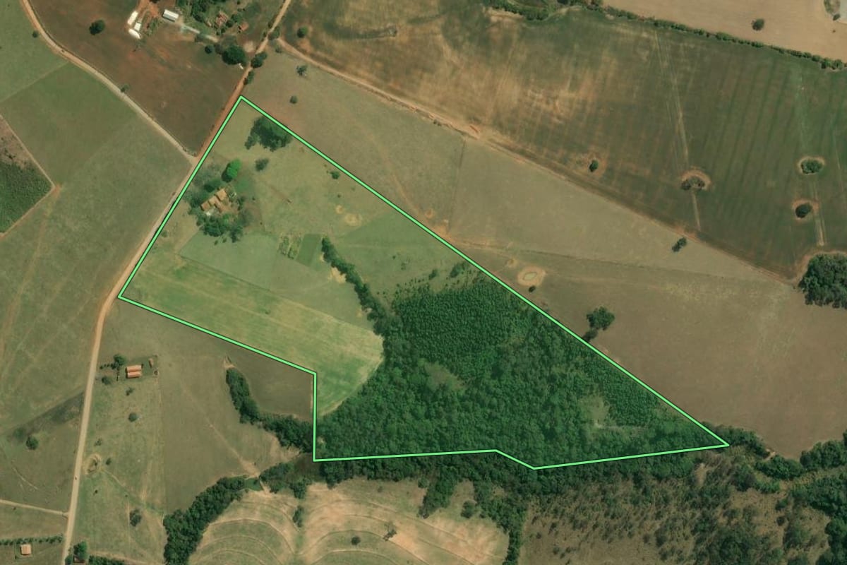 Imagem de satélite do imóvel rural em Salto de Pirapora (SP), com o contorno declarado no CAR desenhado por cima.