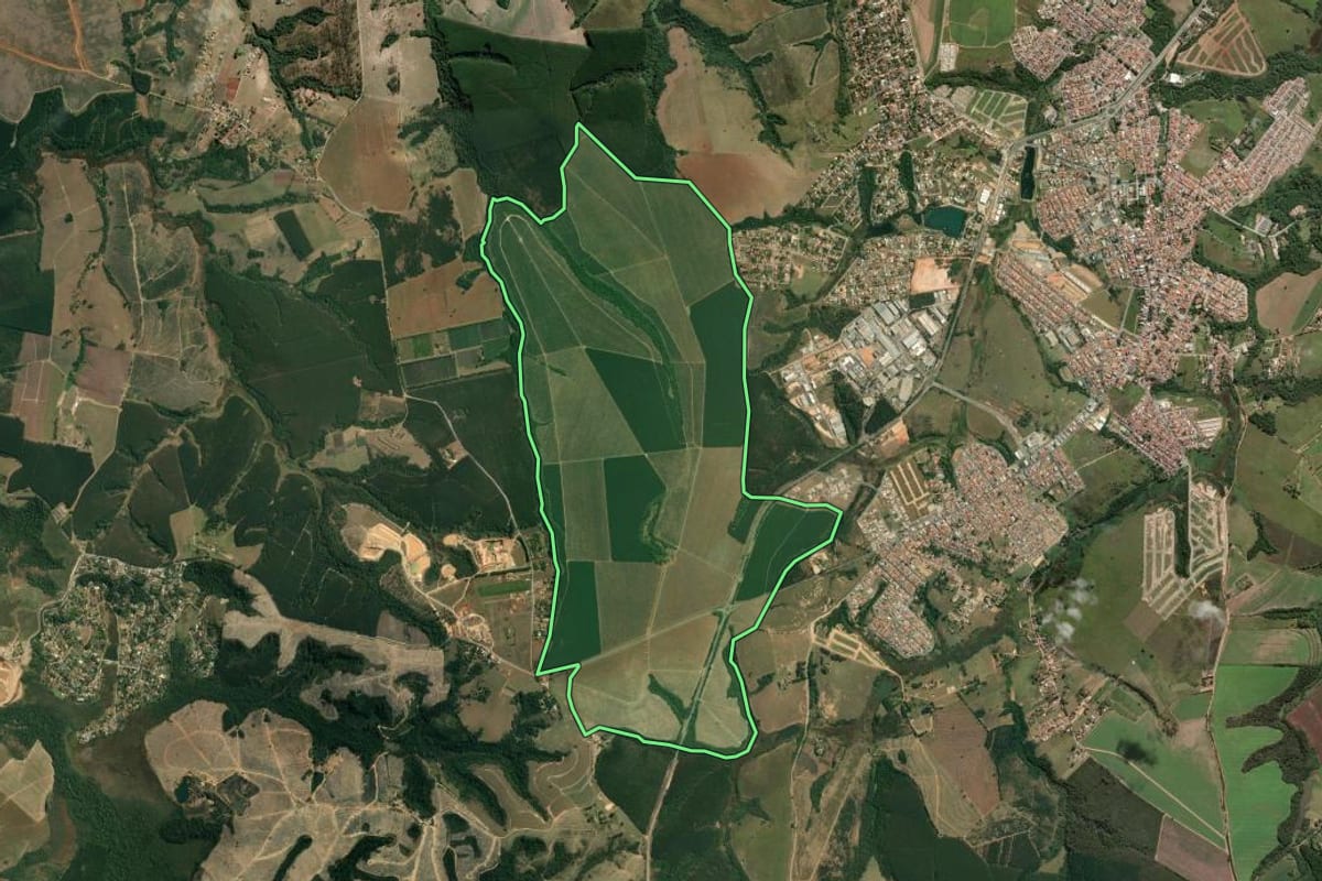 Imagem de satélite do imóvel rural em Salto de Pirapora (SP), com o contorno declarado no CAR desenhado por cima.