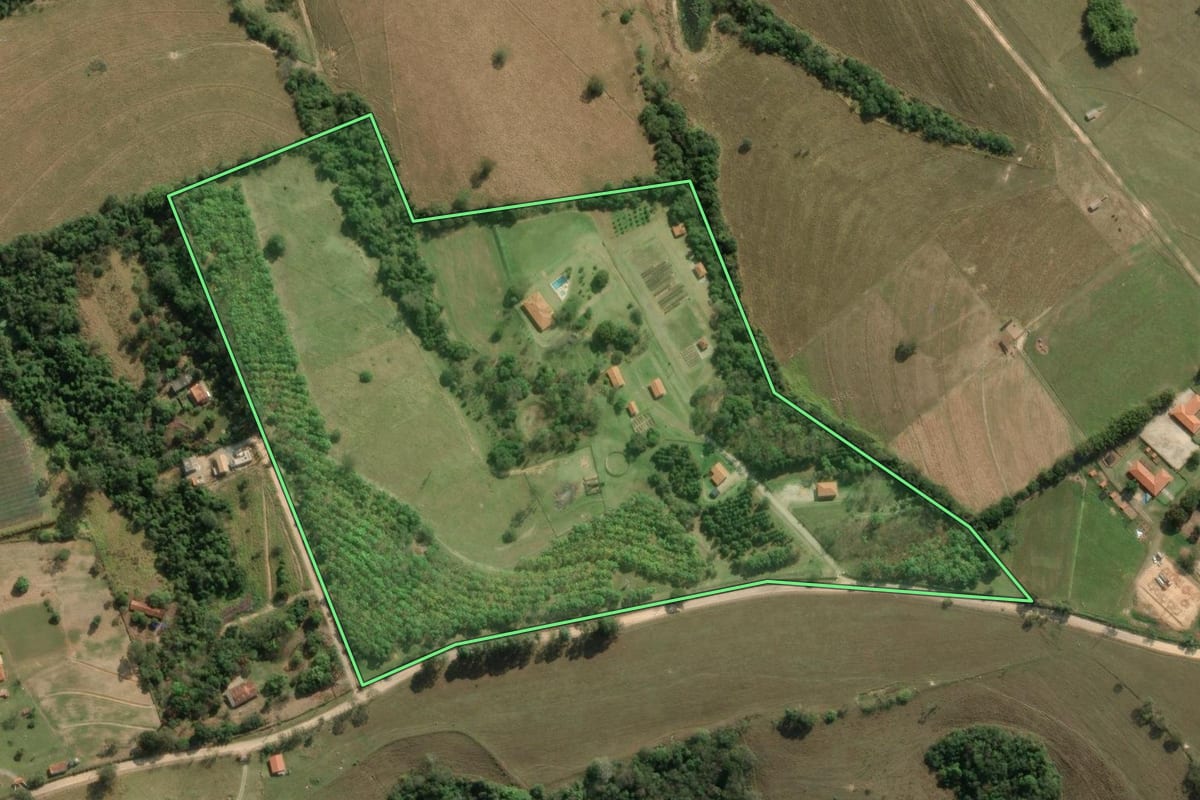 Imagem de satélite do imóvel rural em Salto de Pirapora (SP), com o contorno declarado no CAR desenhado por cima.