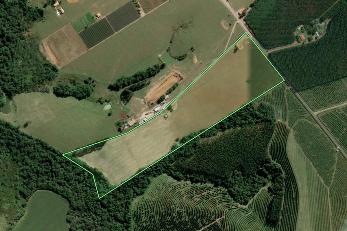 Imagem de satélite do imóvel rural em Salto de Pirapora (SP), com o contorno declarado no CAR desenhado por cima.