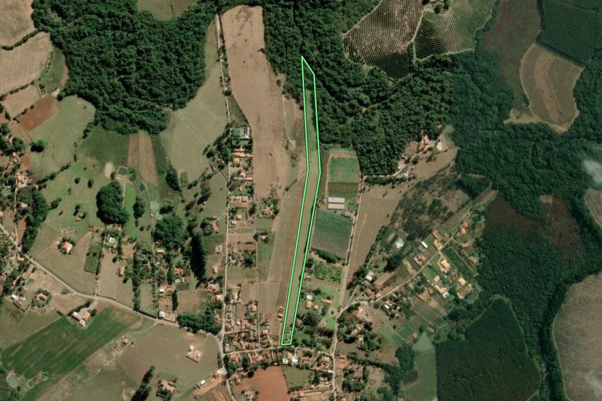 Imagem de satélite do imóvel rural em Salto de Pirapora (SP), com o contorno declarado no CAR desenhado por cima.
