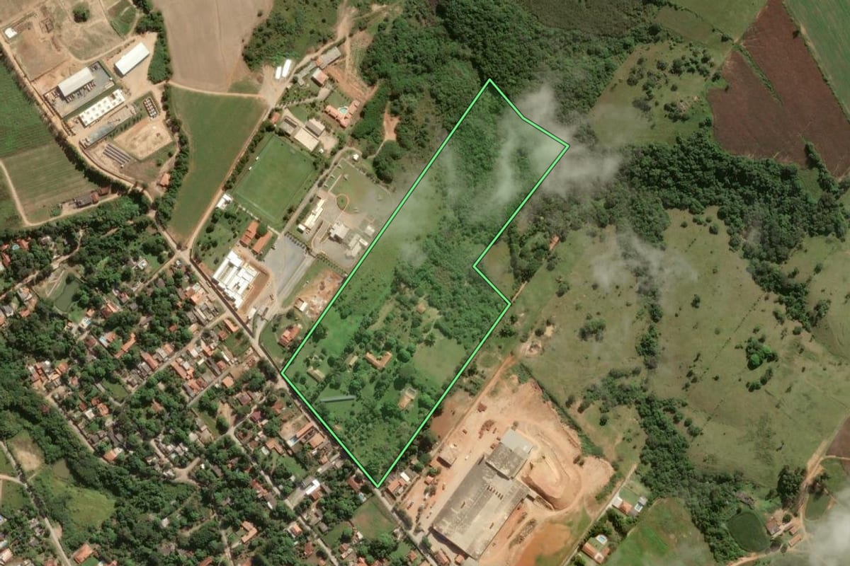 Imagem de satélite do imóvel rural em Salto de Pirapora (SP), com o contorno declarado no CAR desenhado por cima.