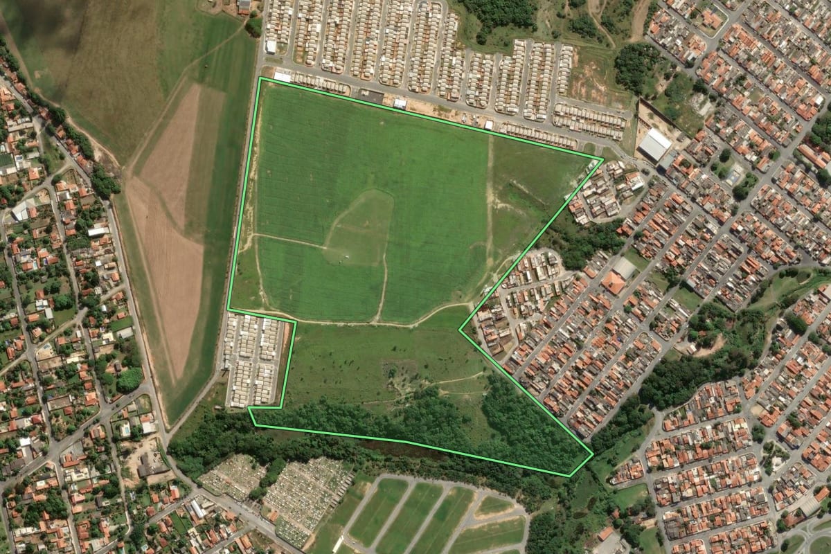 Imagem de satélite do imóvel rural em Salto de Pirapora (SP), com o contorno declarado no CAR desenhado por cima.