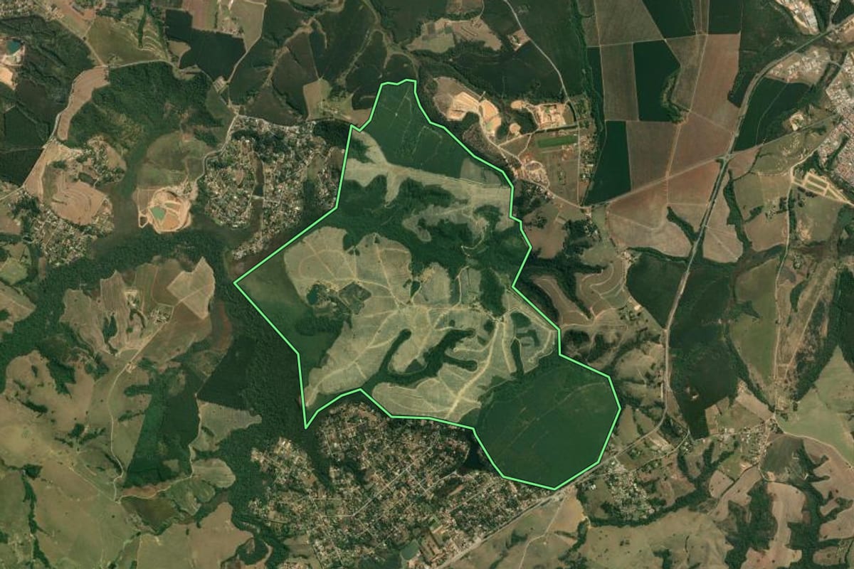 Imagem de satélite do imóvel rural em Salto de Pirapora (SP), com o contorno declarado no CAR desenhado por cima.