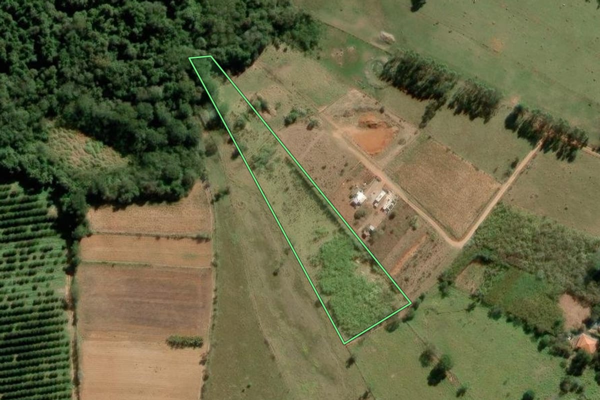 Imagem de satélite do imóvel rural em Salto de Pirapora (SP), com o contorno declarado no CAR desenhado por cima.
