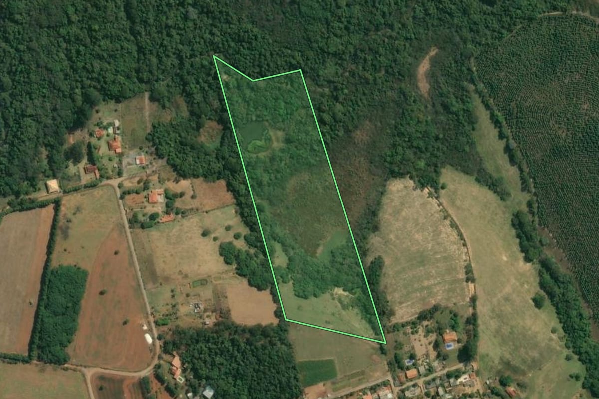 Imagem de satélite do imóvel rural em Salto de Pirapora (SP), com o contorno declarado no CAR desenhado por cima.