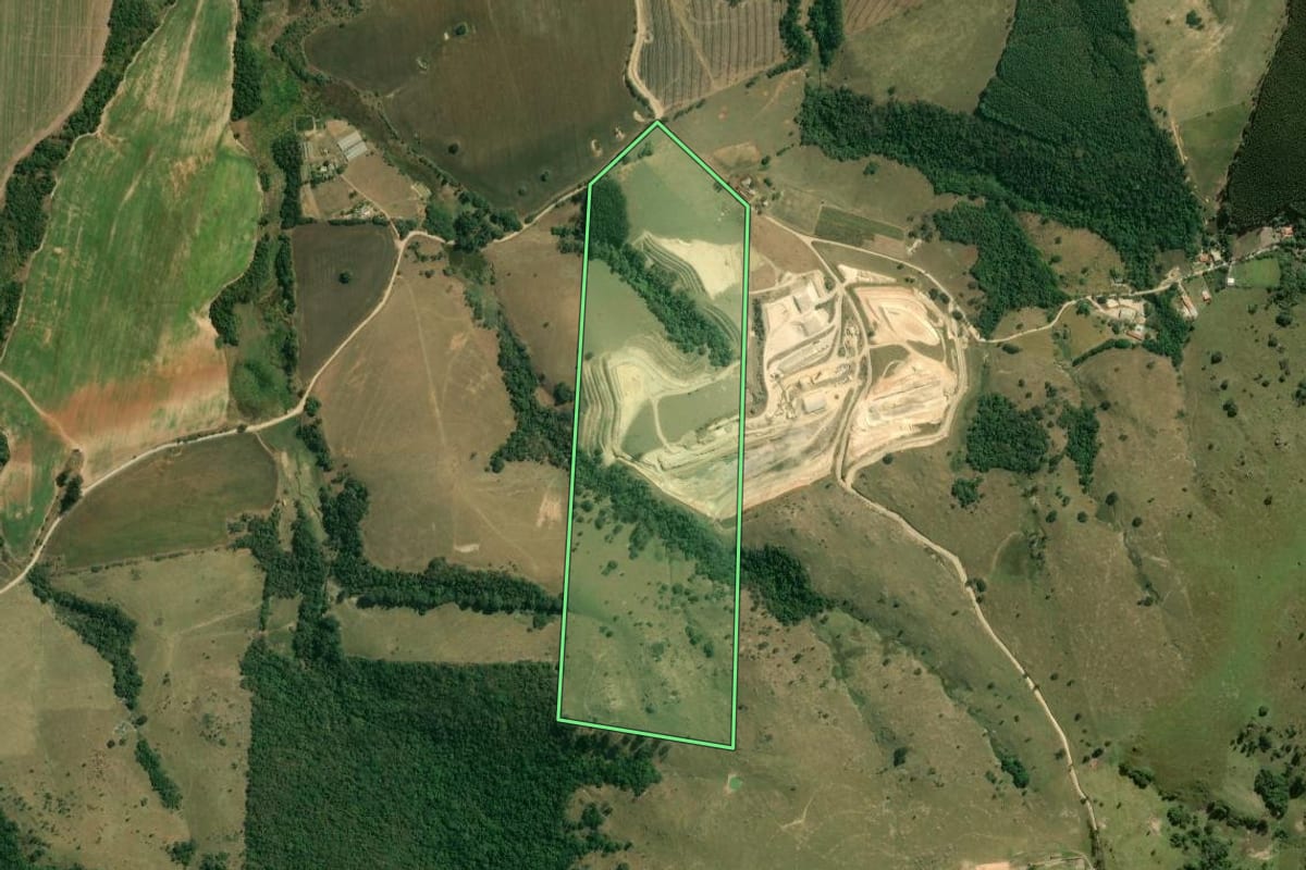 Imagem de satélite do imóvel rural em Salto de Pirapora (SP), com o contorno declarado no CAR desenhado por cima.