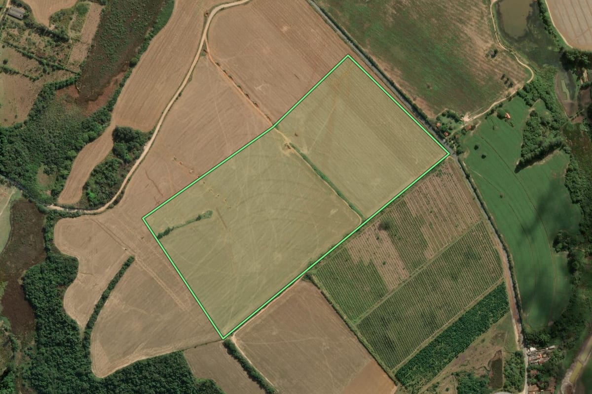 Imagem de satélite do imóvel rural em Salto de Pirapora (SP), com o contorno declarado no CAR desenhado por cima.