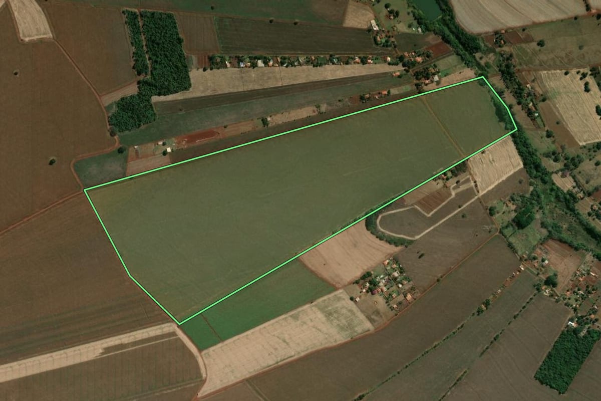 Imagem de satélite do imóvel rural em Ourinhos (SP), com o contorno declarado no CAR desenhado por cima.