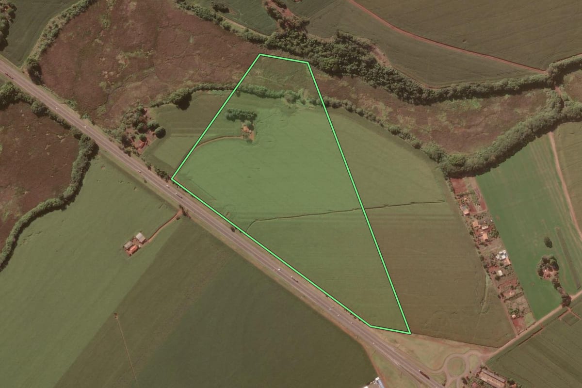 Imagem de satélite do imóvel rural em Salto Grande (SP), com o contorno declarado no CAR desenhado por cima.
