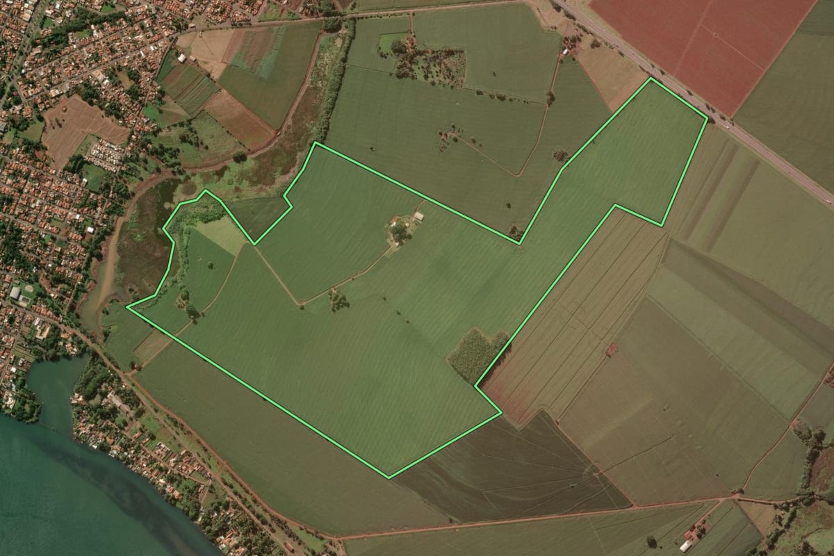 Imagem de satélite do imóvel rural em Salto Grande (SP), com o contorno declarado no CAR desenhado por cima.