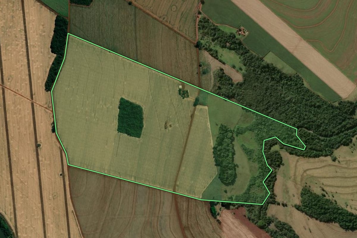 Imagem de satélite do imóvel rural em Salto Grande (SP), com o contorno declarado no CAR desenhado por cima.