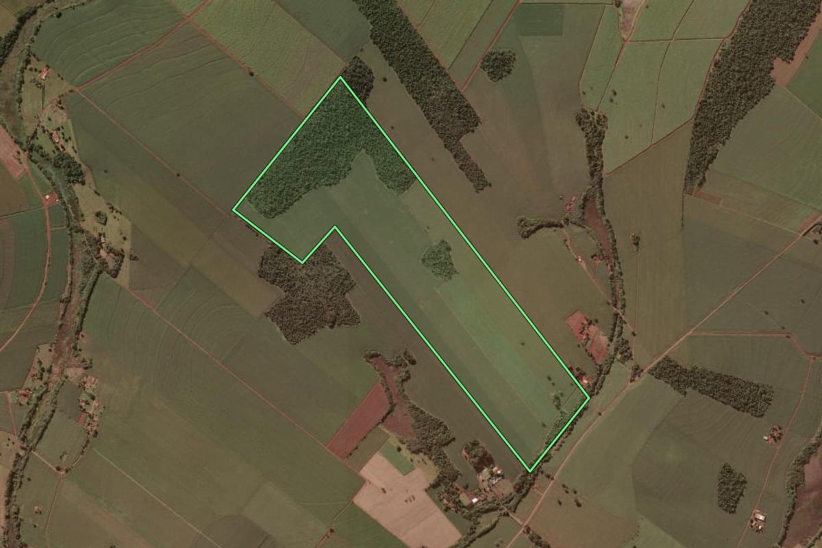 Imagem de satélite do imóvel rural em Salto Grande (SP), com o contorno declarado no CAR desenhado por cima.