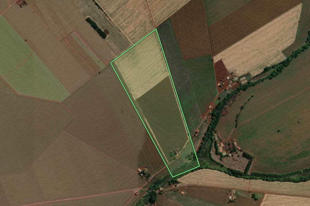 Imagem de satélite do imóvel rural em Salto Grande (SP), com o contorno declarado no CAR desenhado por cima.