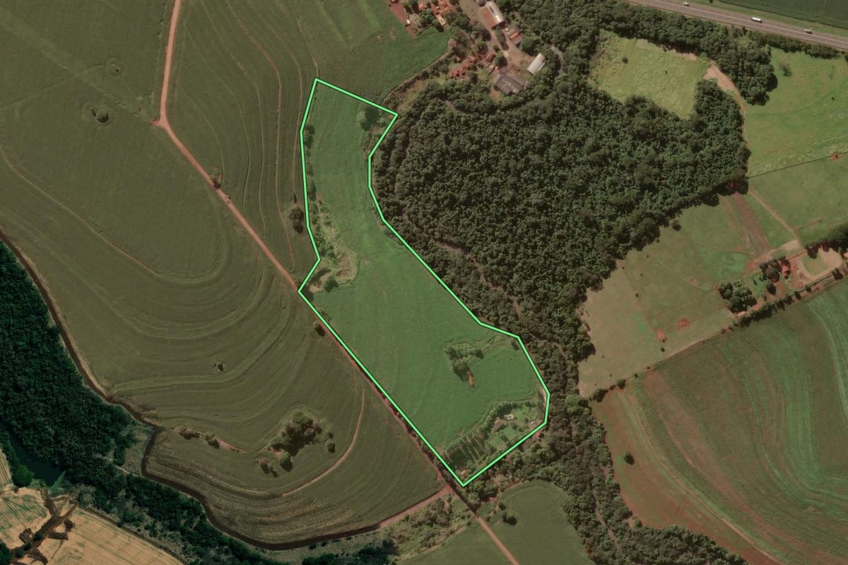 Imagem de satélite do imóvel rural em Salto Grande (SP), com o contorno declarado no CAR desenhado por cima.