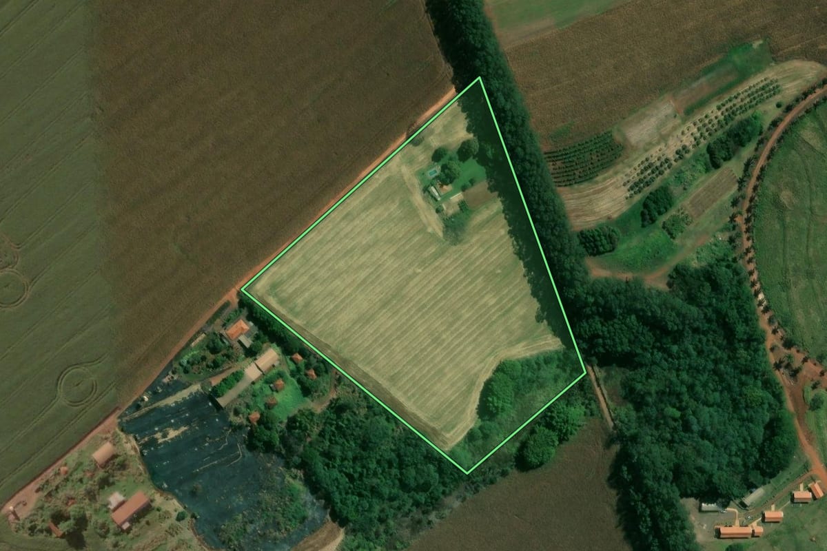 Imagem de satélite do imóvel rural em Salto Grande (SP), com o contorno declarado no CAR desenhado por cima.