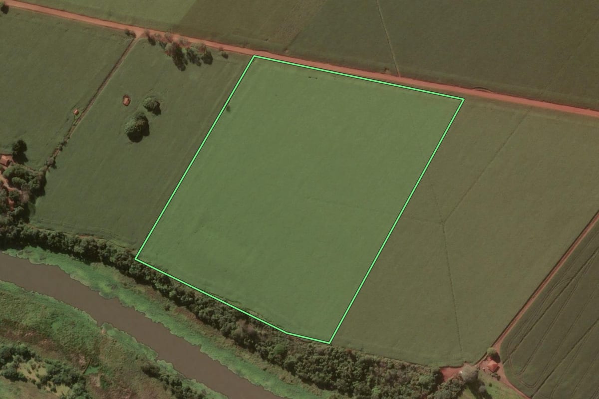 Imagem de satélite do imóvel rural em Salto Grande (SP), com o contorno declarado no CAR desenhado por cima.