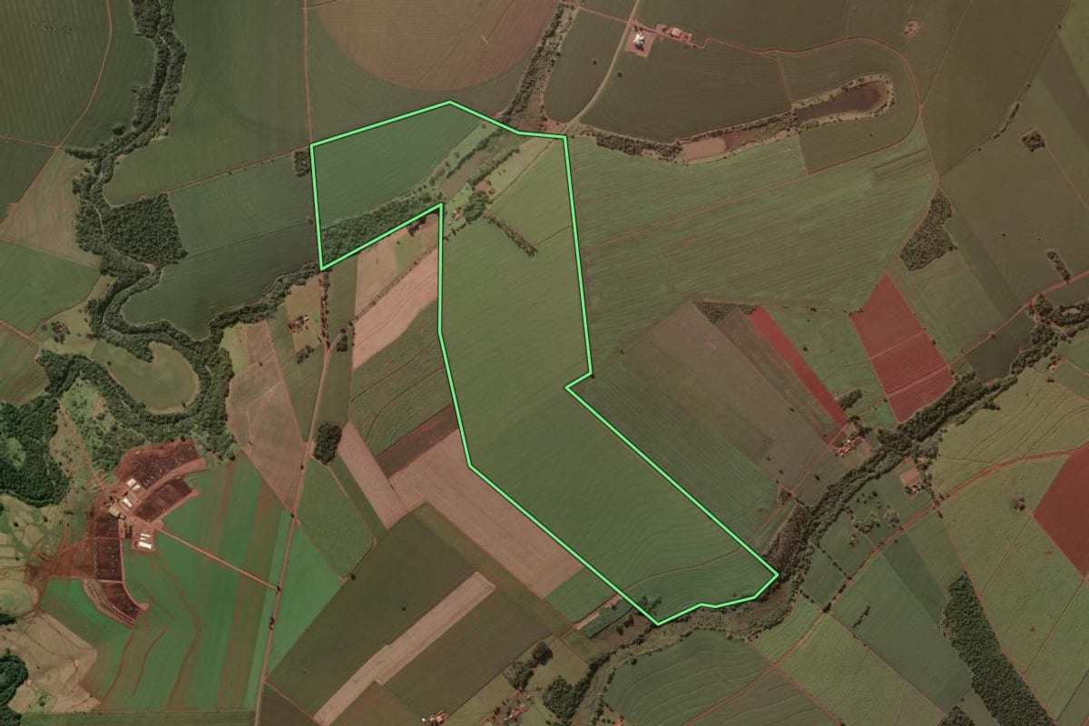 Imagem de satélite do imóvel rural em Salto Grande (SP), com o contorno declarado no CAR desenhado por cima.