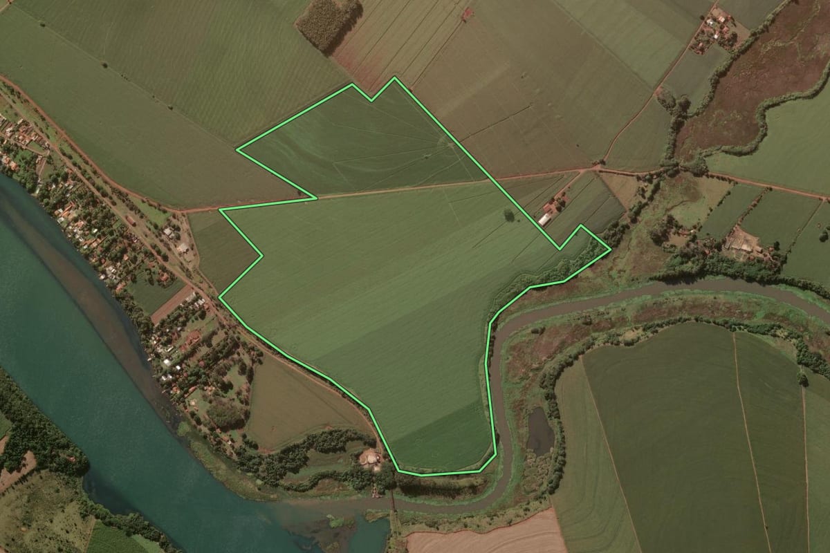 Imagem de satélite do imóvel rural em Salto Grande (SP), com o contorno declarado no CAR desenhado por cima.