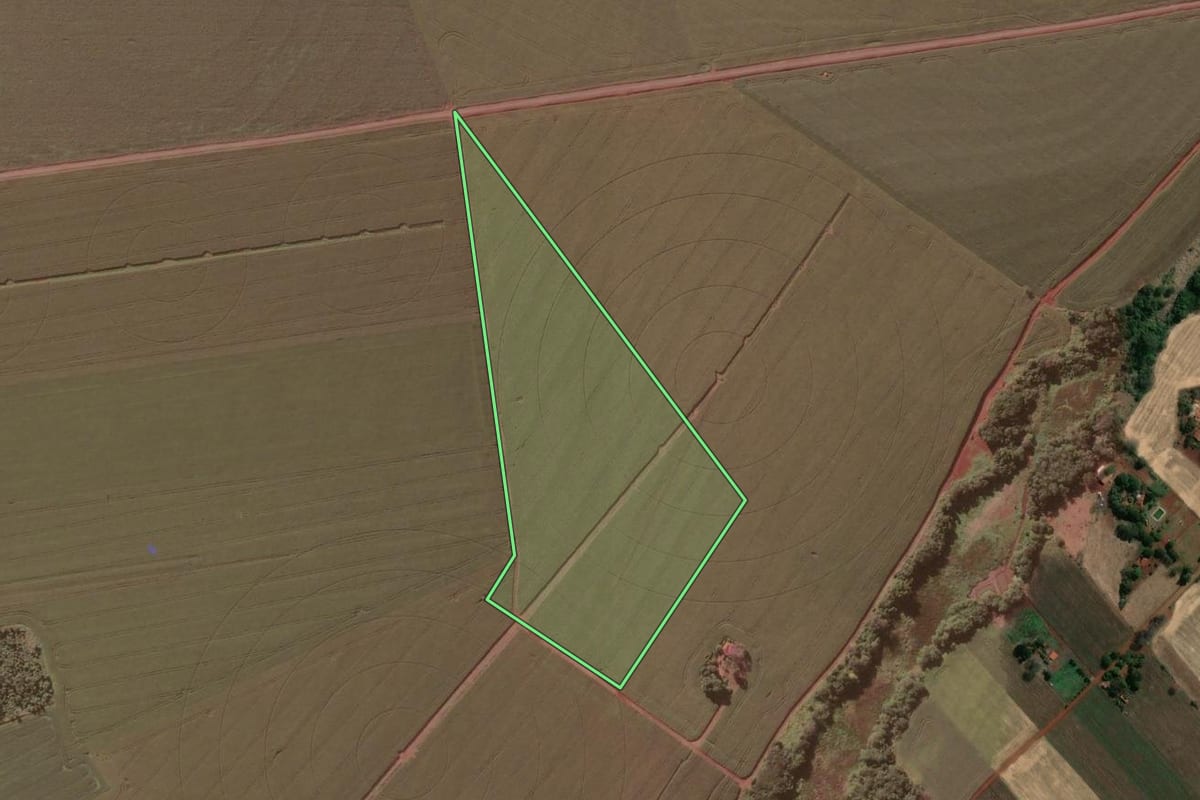 Imagem de satélite do imóvel rural em Salto Grande (SP), com o contorno declarado no CAR desenhado por cima.