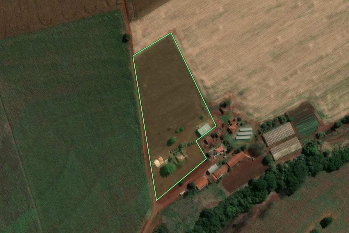 Imagem de satélite do imóvel rural em Salto Grande (SP), com o contorno declarado no CAR desenhado por cima.