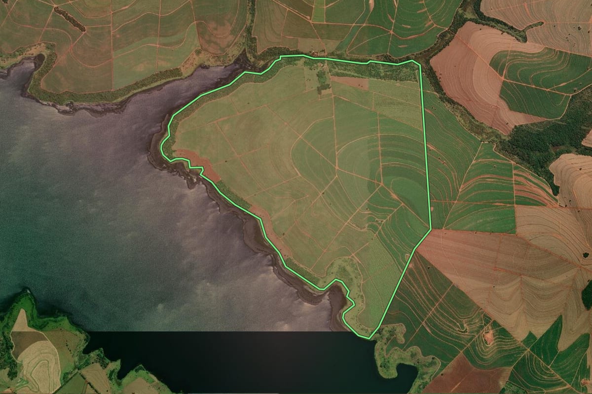 Imagem de satélite do imóvel rural em Sandovalina (SP), com o contorno declarado no CAR desenhado por cima.