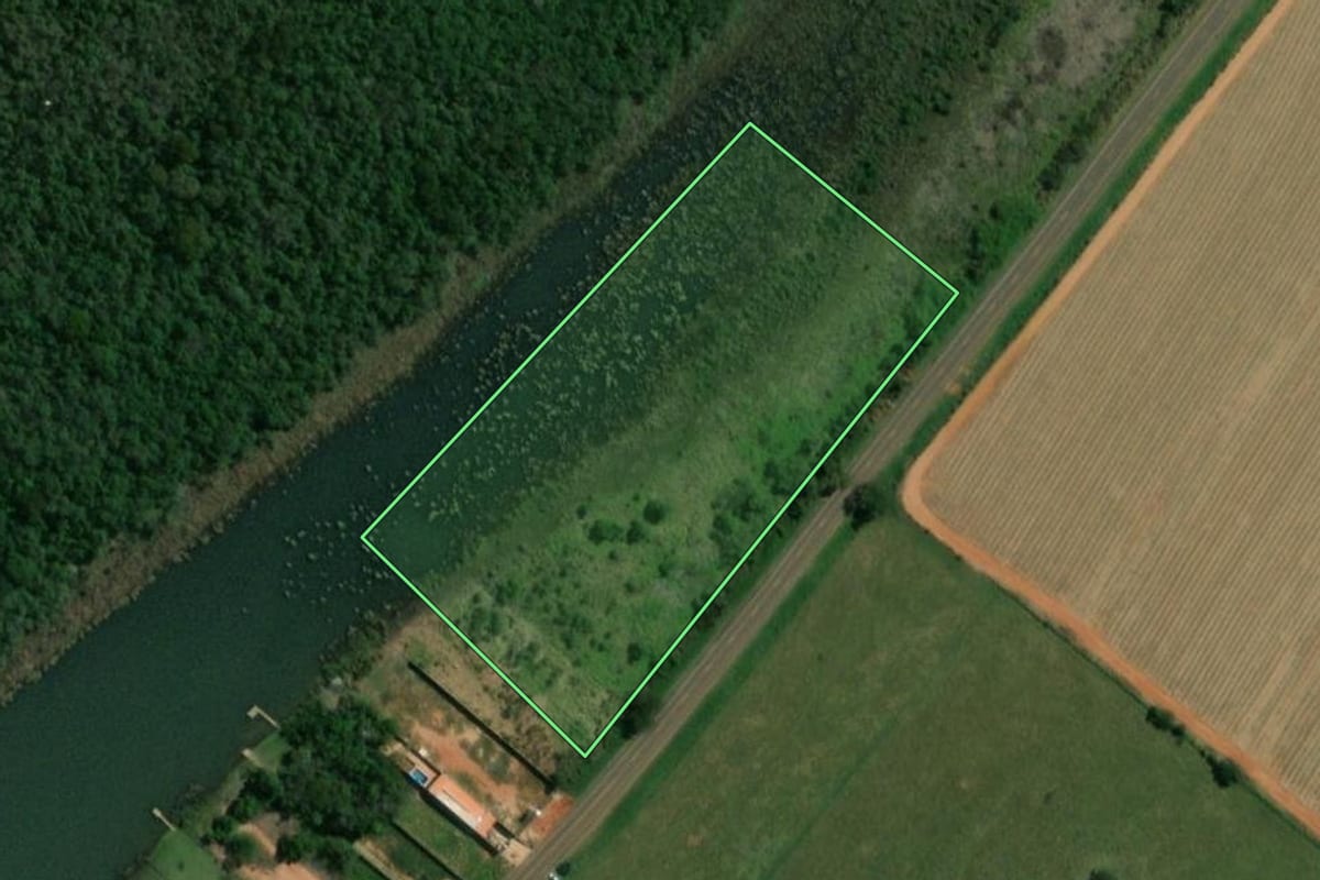 Imagem de satélite do imóvel rural em Sandovalina (SP), com o contorno declarado no CAR desenhado por cima.