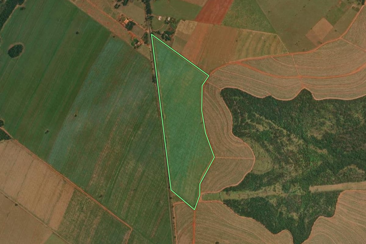 Imagem de satélite do imóvel rural em Sandovalina (SP), com o contorno declarado no CAR desenhado por cima.
