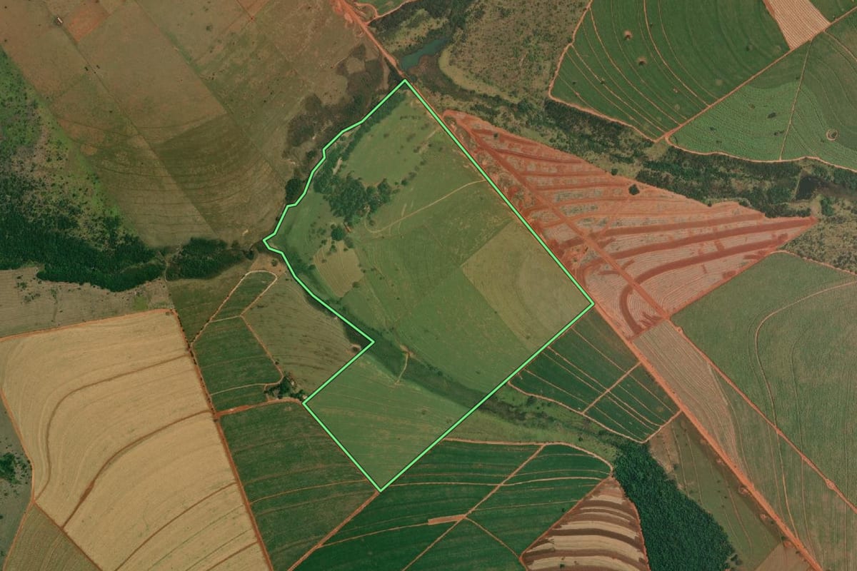 Imagem de satélite do imóvel rural em Sandovalina (SP), com o contorno declarado no CAR desenhado por cima.