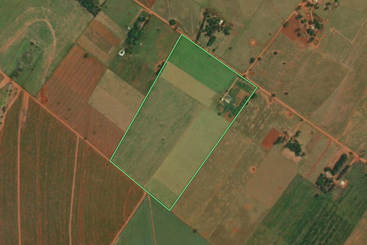 Imagem de satélite do imóvel rural em Sandovalina (SP), com o contorno declarado no CAR desenhado por cima.