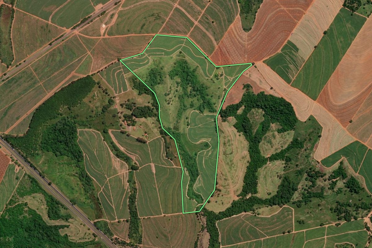Imagem de satélite do imóvel rural em Santa Adélia (SP), com o contorno declarado no CAR desenhado por cima.