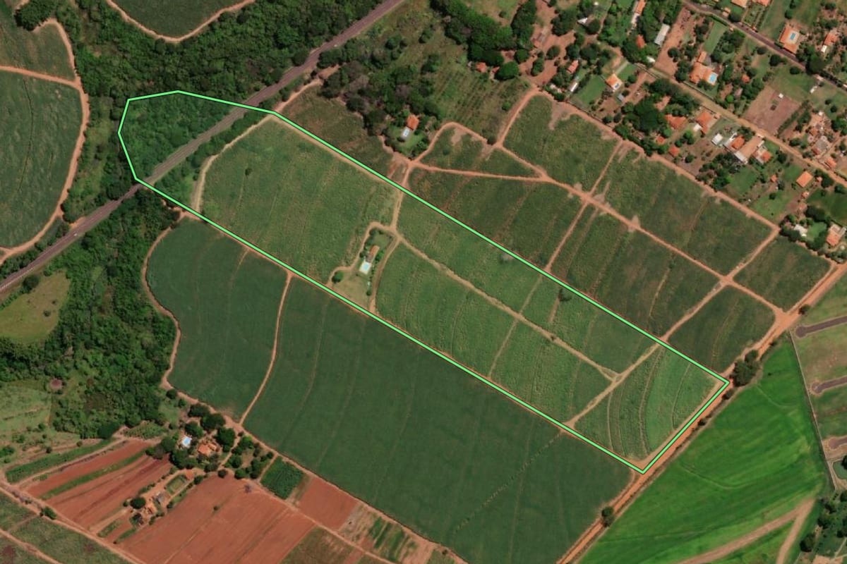 Imagem de satélite do imóvel rural em Santa Adélia (SP), com o contorno declarado no CAR desenhado por cima.