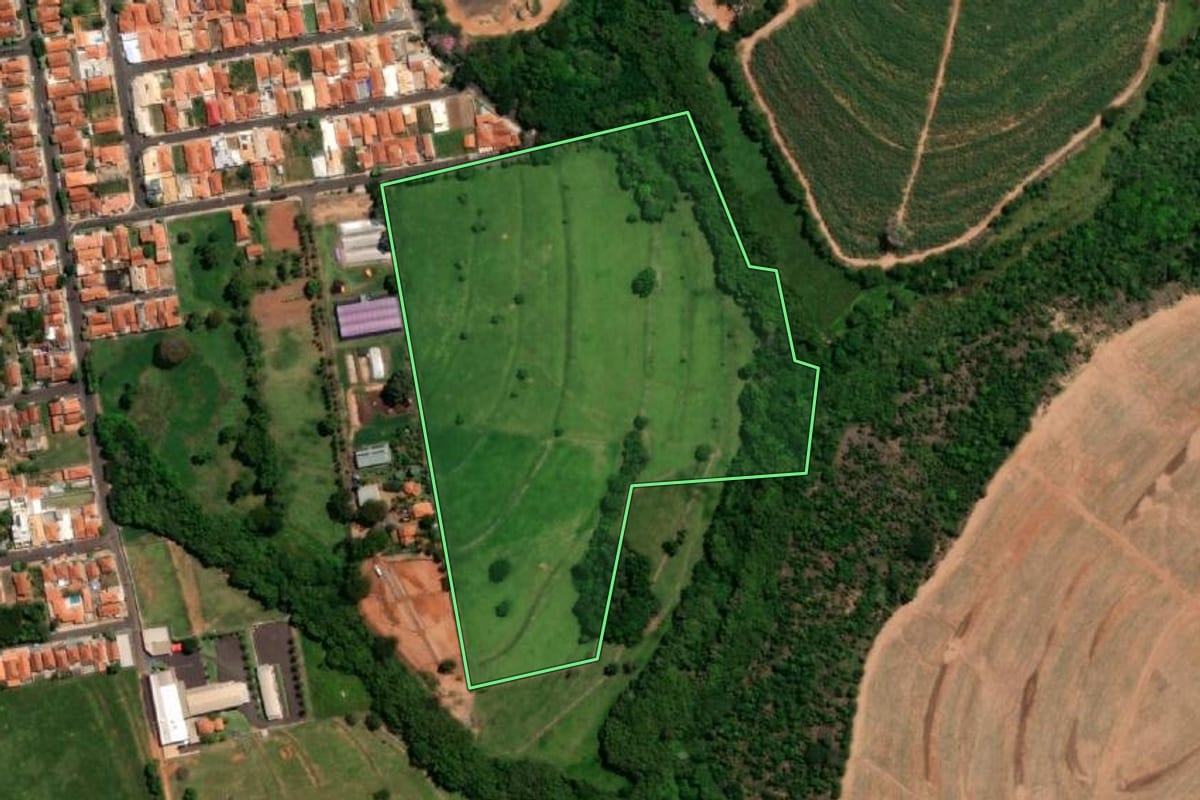 Imagem de satélite do imóvel rural em Santa Adélia (SP), com o contorno declarado no CAR desenhado por cima.