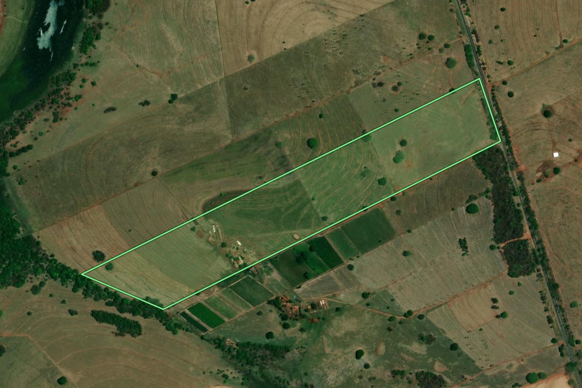 Imagem de satélite do imóvel rural em Santa Albertina (SP), com o contorno declarado no CAR desenhado por cima.