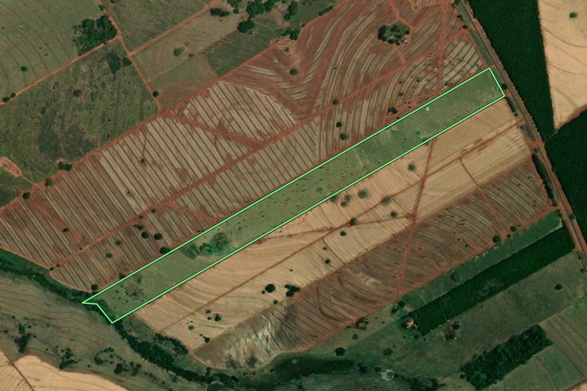 Imagem de satélite do imóvel rural em Santa Albertina (SP), com o contorno declarado no CAR desenhado por cima.
