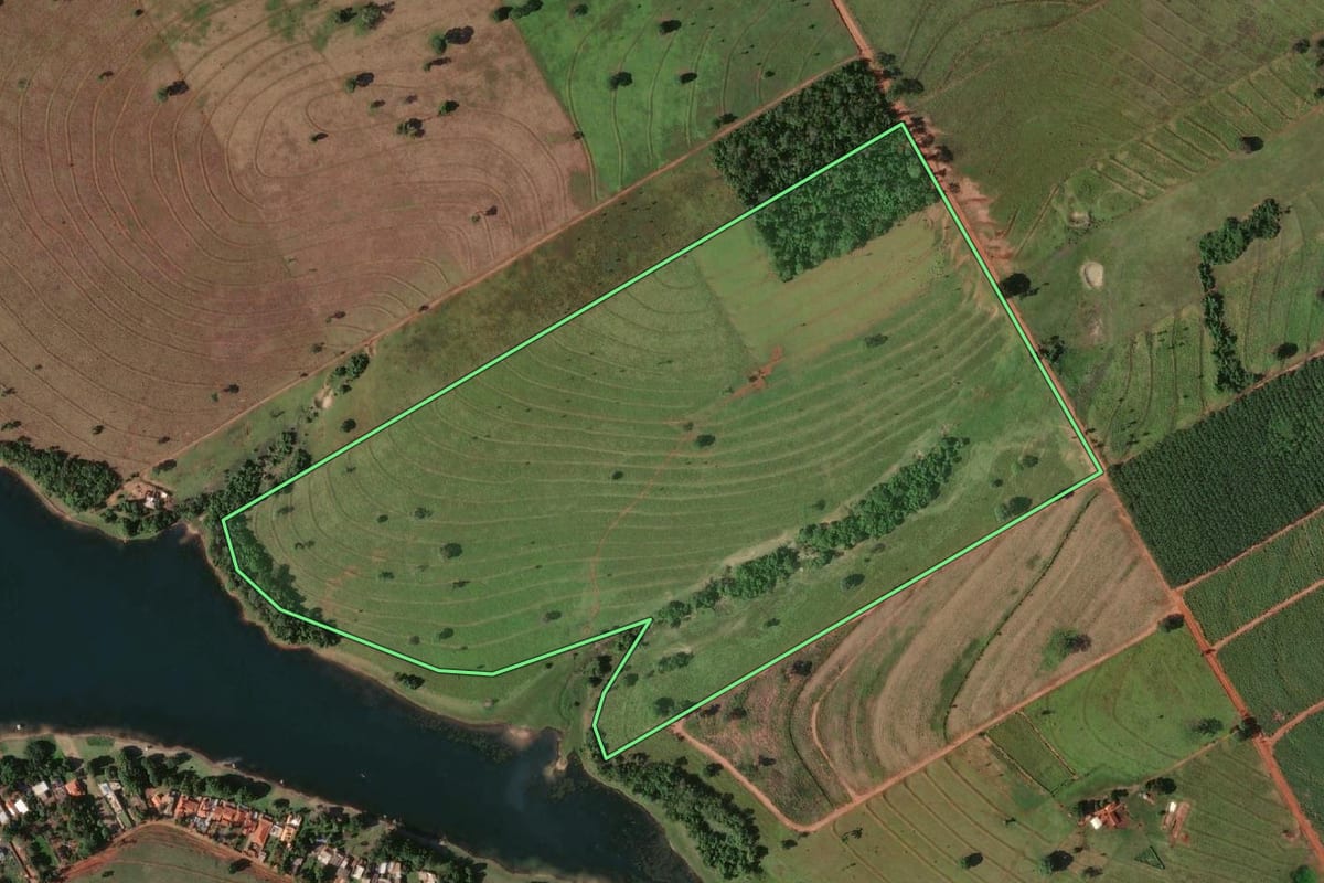 Imagem de satélite do imóvel rural em Santa Albertina (SP), com o contorno declarado no CAR desenhado por cima.