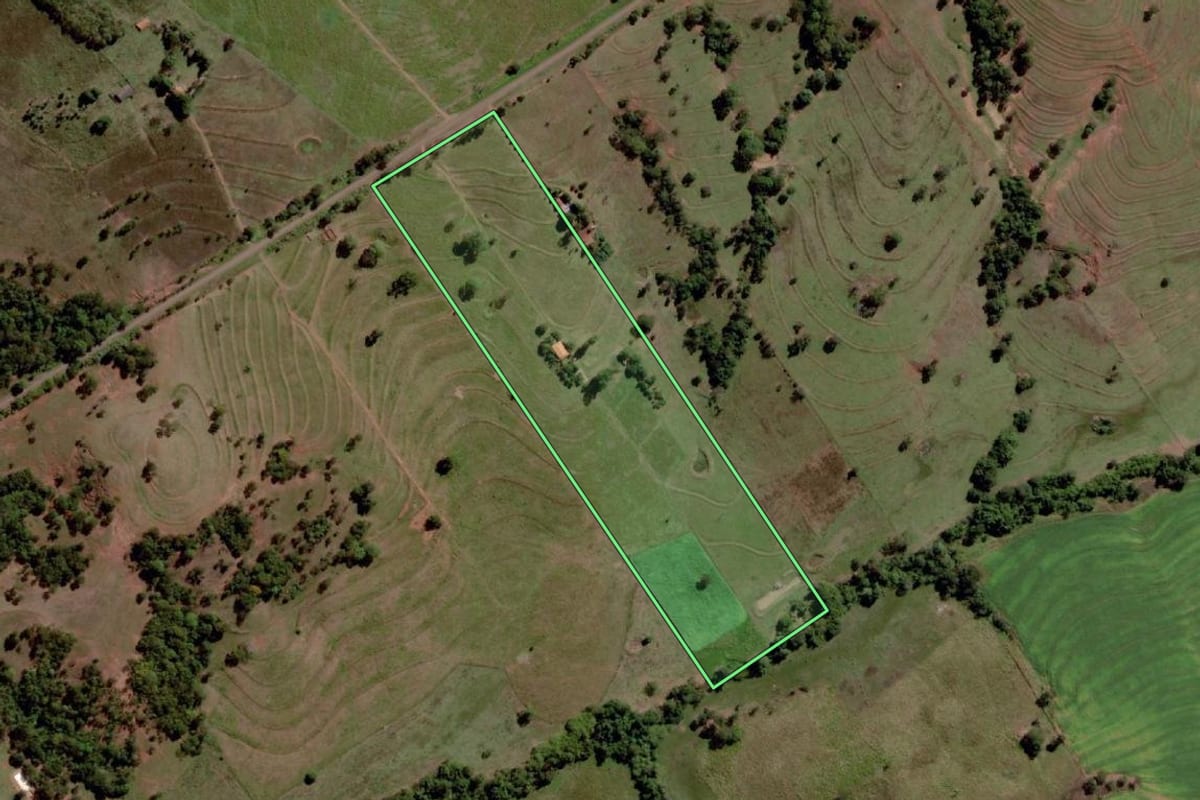 Imagem de satélite do imóvel rural em Santa Albertina (SP), com o contorno declarado no CAR desenhado por cima.
