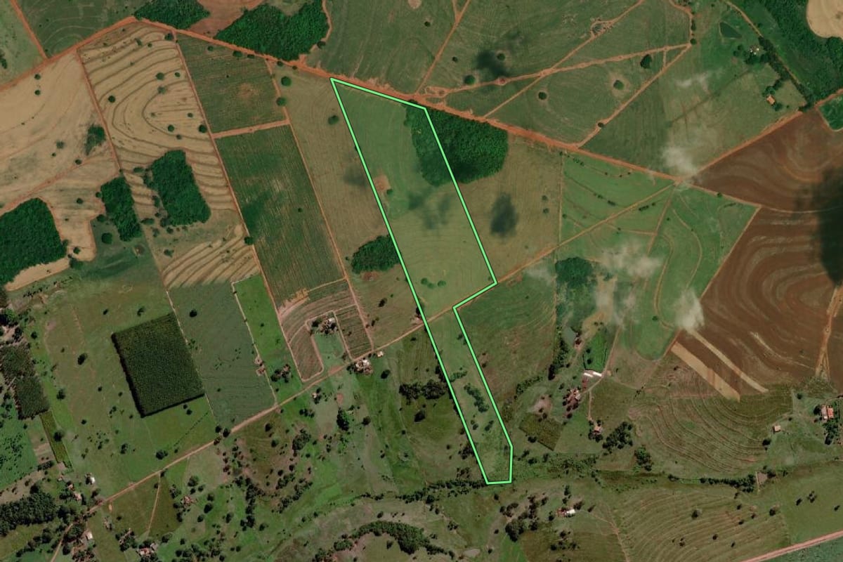 Imagem de satélite do imóvel rural em Santa Albertina (SP), com o contorno declarado no CAR desenhado por cima.