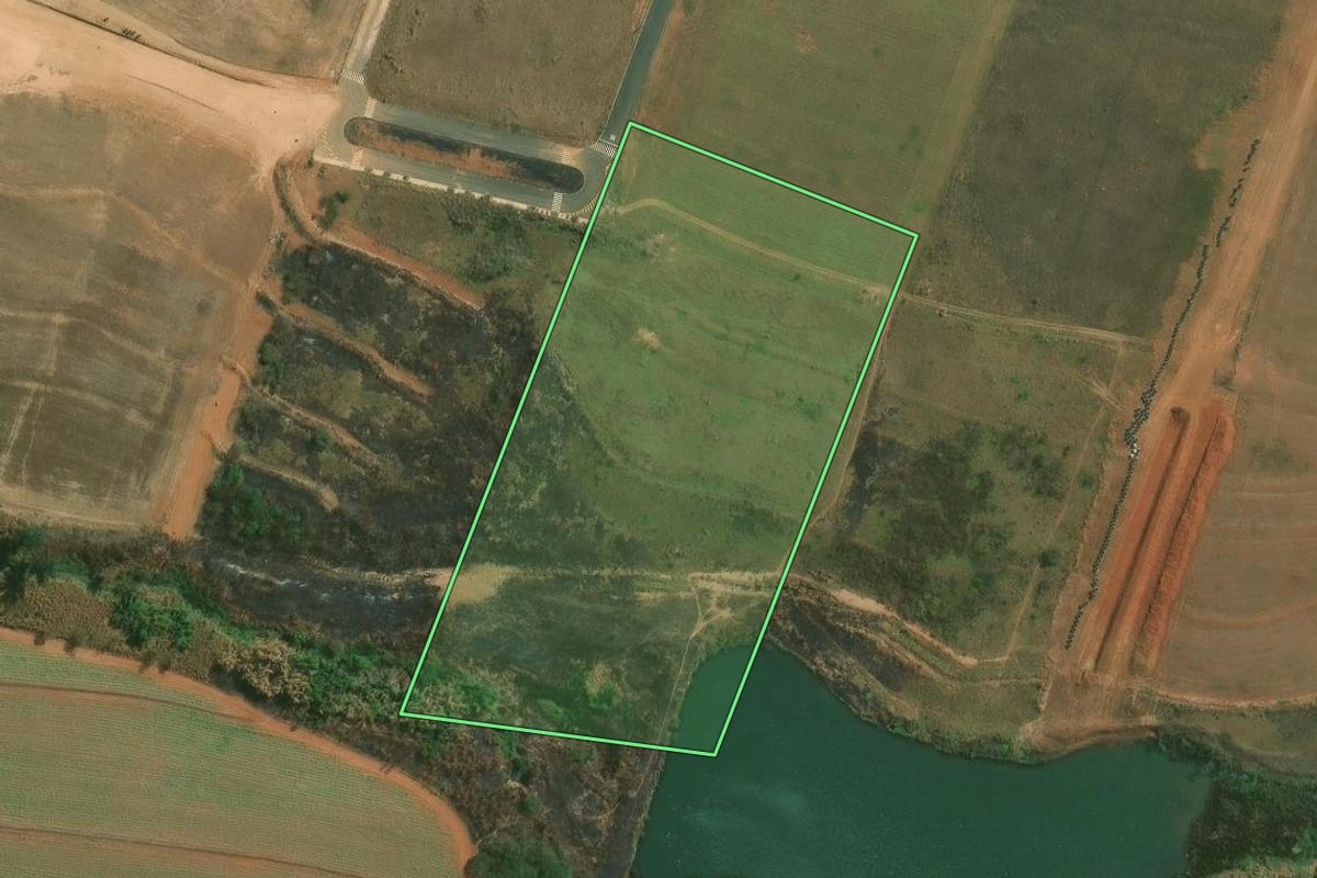 Imagem de satélite do imóvel rural em Santa Bárbara d'Oeste (SP), com o contorno declarado no CAR desenhado por cima.