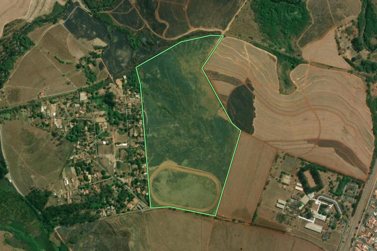 Imagem de satélite do imóvel rural em Santa Bárbara d'Oeste (SP), com o contorno declarado no CAR desenhado por cima.